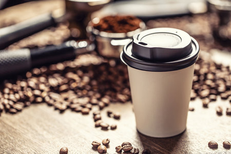 163696078-taza-de-papel-para-llevar-con-tapa-de-plástico-con-café-con-granos-de-café-y-café-molido-en-el