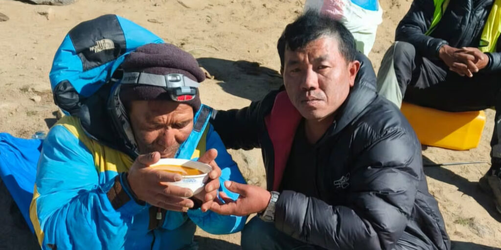 dawa-sherpa-fue-atendido-tras-conseguir-descender-por-sus-propios-medios-hasta-el-campamento-base-foto-reuters-HQAU5OQF65HCFCMRBPDRW6O6G4-jpg-1440×1800--06-05-2026_11_50_AM