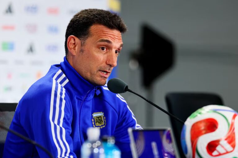 el-entrenador-de-la-argentina-lionel-scaloni-en-VOPM24YK5VBXBCYWA5X4OI2QYU (2)
