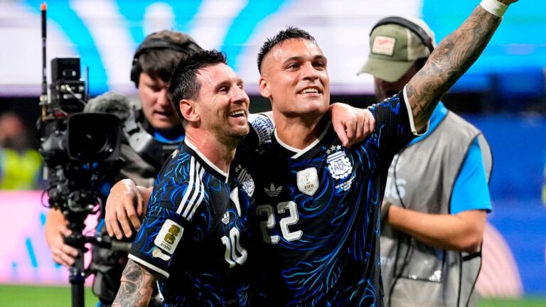 lionel-messi-y-lautaro-martinez-festejan-la-victoria-de-argentina-por-2-1-ante-inglaterra-y-el-pase-a-la-final-contra-espana-foto-ap-KM7KDSZGRVBIVHYGKFS4W5H67E