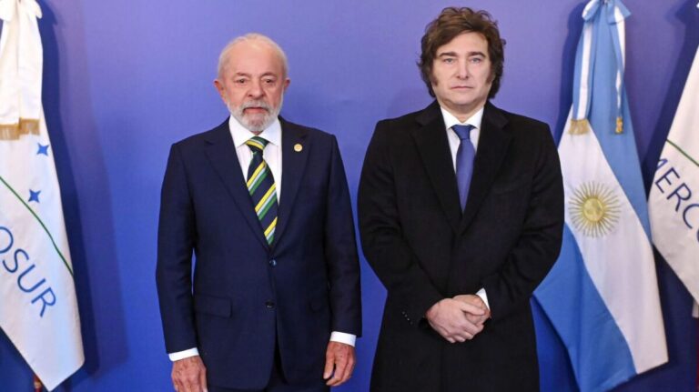 lula-y-milei-posando-en-la-foto-protocolar-de-saludo-en-el-mercosur-2156928