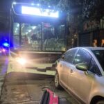 un-colectivero-se-descompenso-al-volante-y-choco-contra-dos-autos-estacionados-NREQHXGYSRBVJI5E2F43MVZ5NI