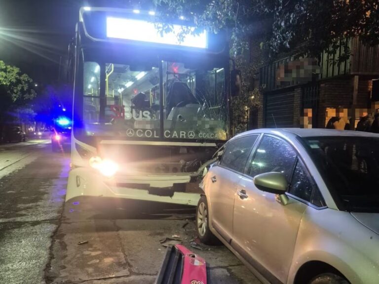 un-colectivero-se-descompenso-al-volante-y-choco-contra-dos-autos-estacionados-NREQHXGYSRBVJI5E2F43MVZ5NI