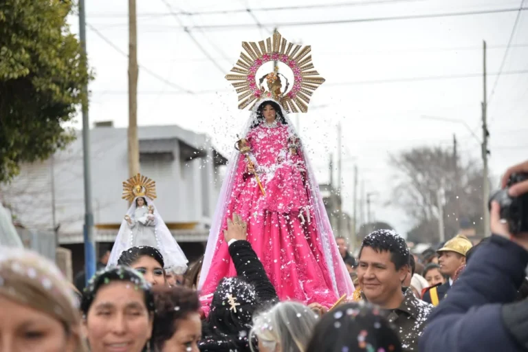 La-festividad-reunio-a-la-comunidad-boliviana-y-a-vecinos-de-Cordoba-en-una-jornada-de-fe-musica-y-danzas-tipicas-optimized