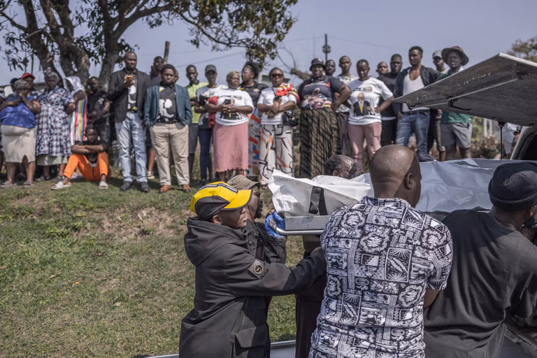 asesinaron-a-11-personas-en-una-fiesta-en-sudafrica-foto-afprajesh-jantilal-USAH7KYAPFADTKAE6CZQYAO6JY