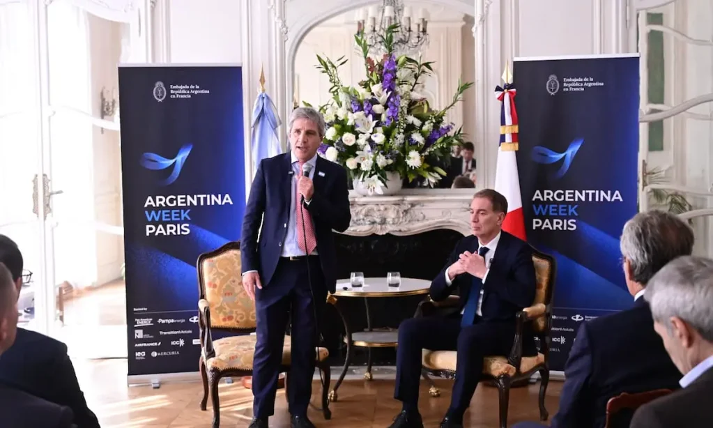 caputo-y-santilli-en-la-embajada-argentina-en-6NP22JXKLNBZLJMLFTTIZOTS2Q-1200x720